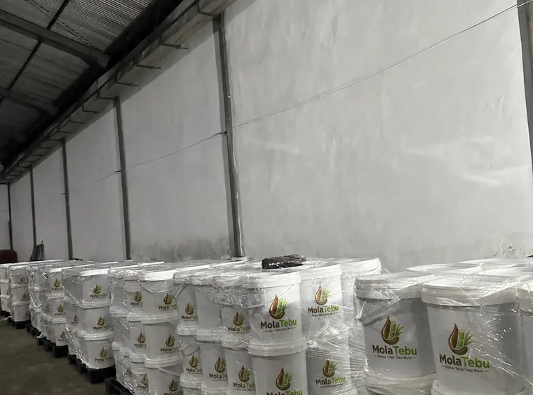 Stok molase kemasan ember 20 kg di gudang