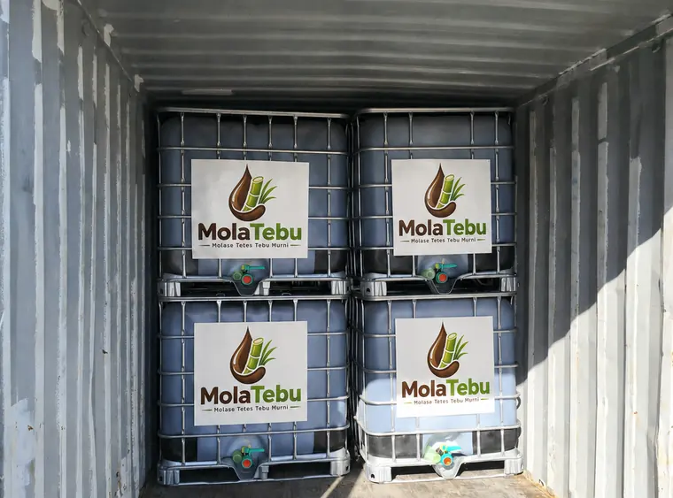 Tangki IBC molase dimuat ke dalam kontainer