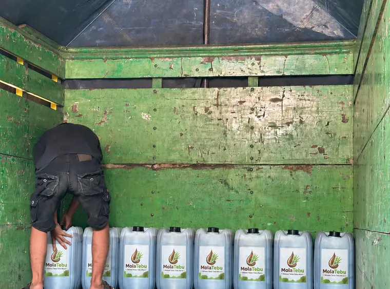 Proses memuat jerigen molase ke truk
